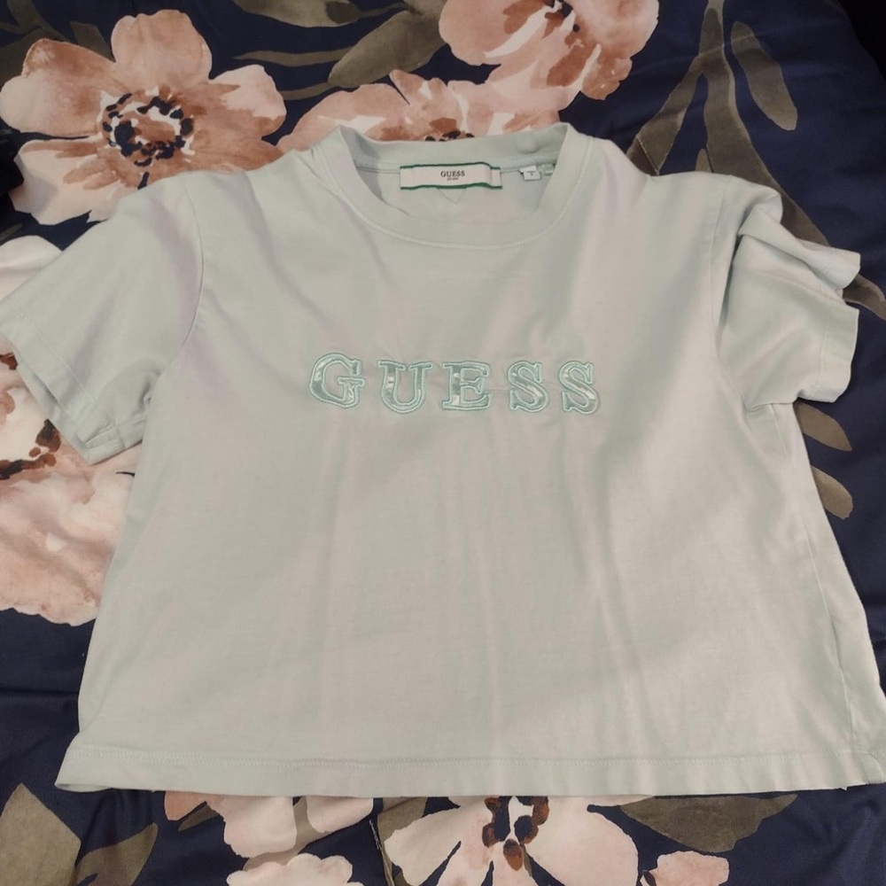 Guess shirt size smalll